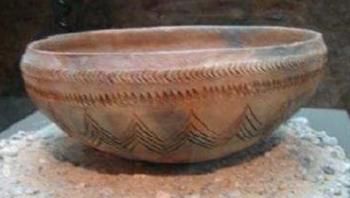 Curinghese / CC BY-SA (https://creativecommons.org/licenses/by-sa/4.0)   https://commons.wikimedia.org/wiki/File:Ceramica_stentinello_neolitico_curinga_calabria.jpg