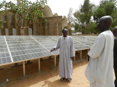 Fratelli dell&#039;Uomo Onlus / CC BY (https://creativecommons.org/licenses/by/3.0).  https://commons.wikimedia.org/wiki/File:Energia_solare_a_Malika,_Dakar.JPG